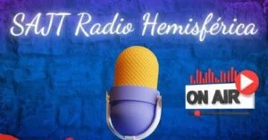 Portada del podcast del SAJT en Radio Hemisférica: micrófono de radio dorado y rótulo On Air sobre fondo azul