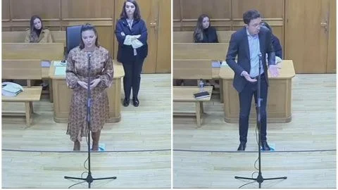 Dos capturas de un juicio: una mujer y un hombre declaran de pie ante un micrófono en la sala de vistas