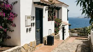 Cajas de llaves en la fachada de unos apartamentos vacacionales de un pueblo costero canario