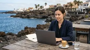 Profesional teletrabajando con un portátil en una terraza frente al mar en Tenerife